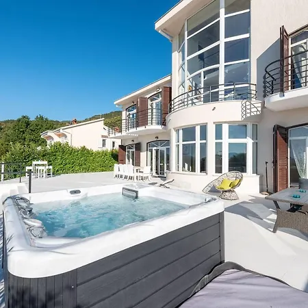 Piano With Stunning View, Heated Outdoor Pool & Gaming Vila