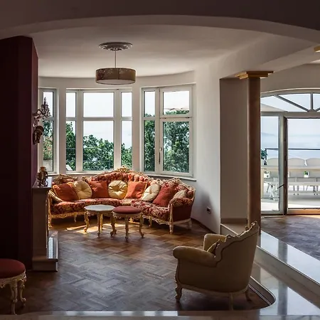 Piano With Stunning View, Heated Outdoor Pool & Gaming Vila