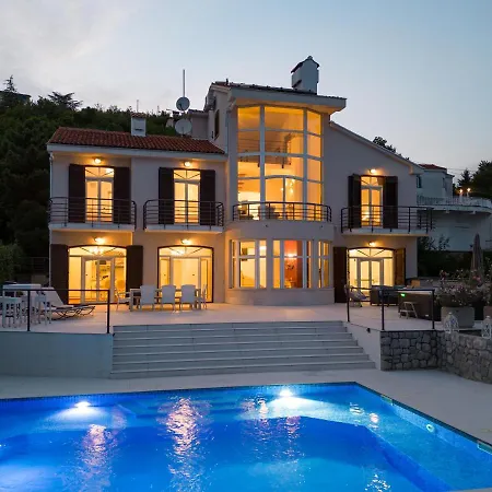 Piano With Stunning View, Heated Outdoor Pool & Gaming Vila