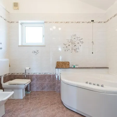 Vila Piano With Stunning View, Heated Outdoor Pool & Gaming