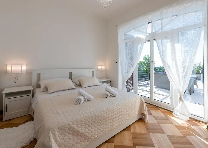 Piano With Stunning View, Heated Outdoor Pool & Gaming