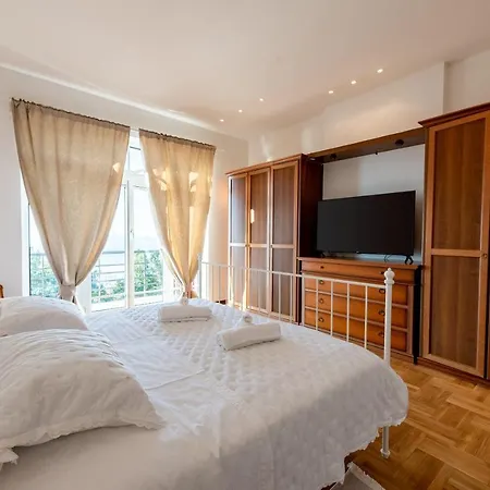 Piano With Stunning View, Heated Outdoor Pool & Gaming * Abbazia