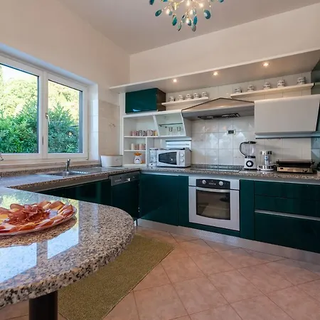 Piano With Stunning View, Heated Outdoor Pool & Gaming * Abbazia