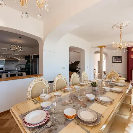 Villa Piano With Stunning View, Heated Outdoor Pool & Gaming Abbazia