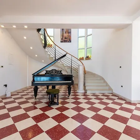 Piano With Stunning View, Heated Outdoor Pool & Gaming Villa Abbazia