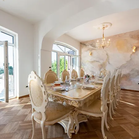 Piano With Stunning View, Heated Outdoor Pool & Gaming Abbazia